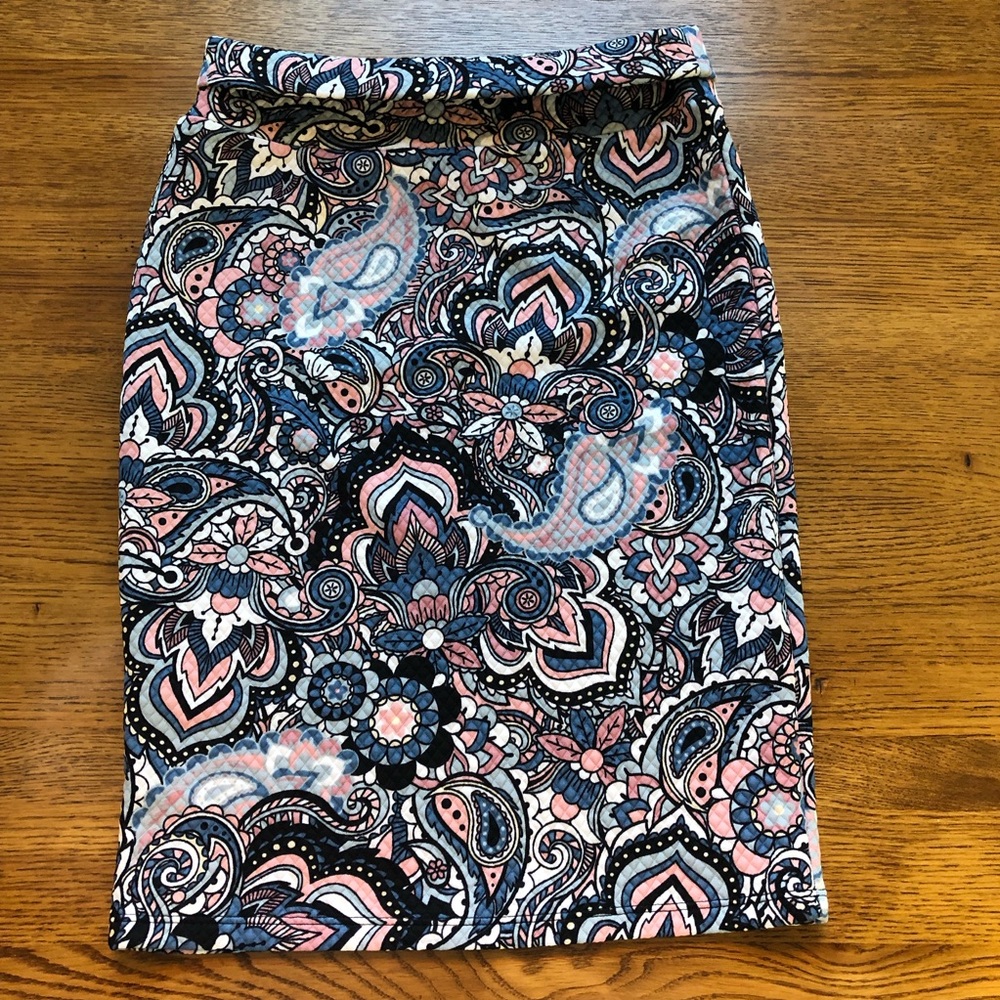 LuLaRoe Cassie Bold Floral Paisley Pencil Skirt – Black, Pink & Blue – Size XS